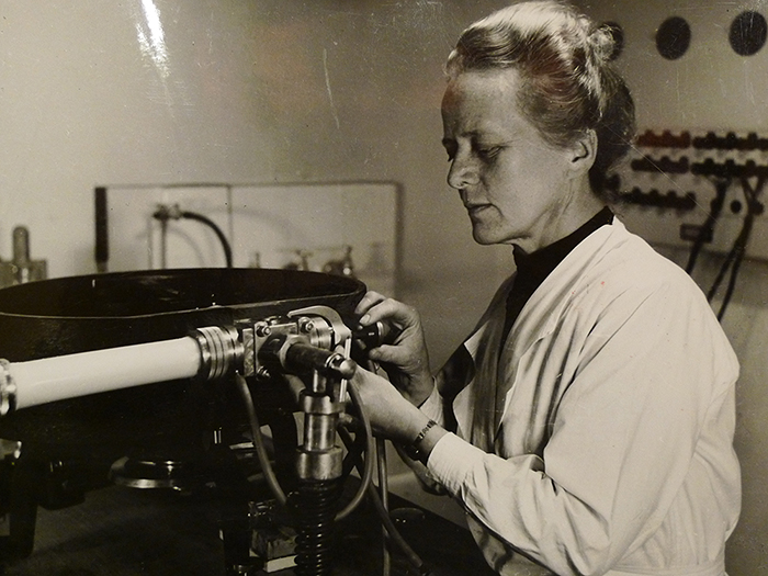 Ida Noddack-Tacke adjusting an X-ray spectrometer in the laboratory, 1944