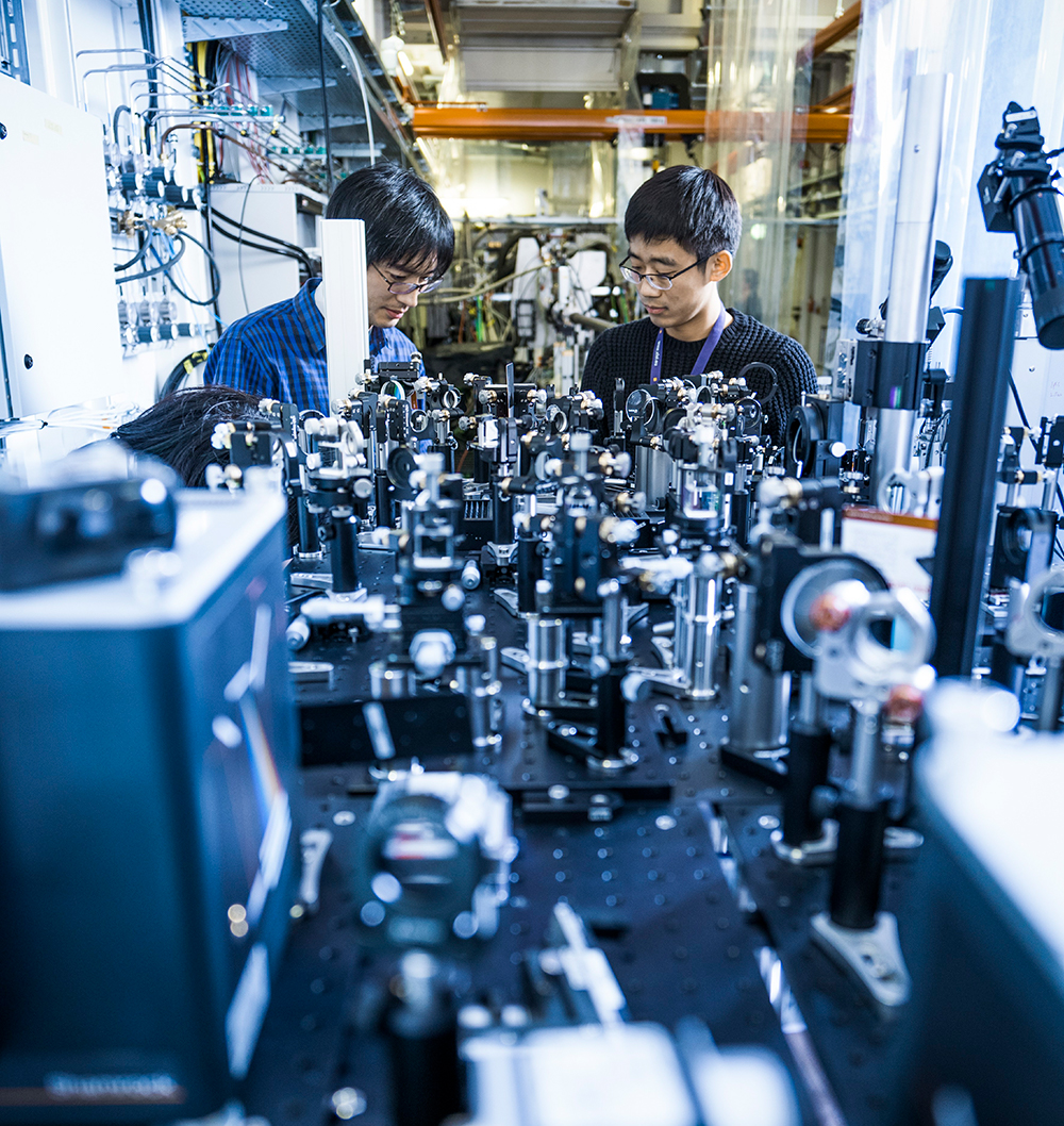 Scientists measuring the jitter of the SPB/SFX experiment station at European XFEL