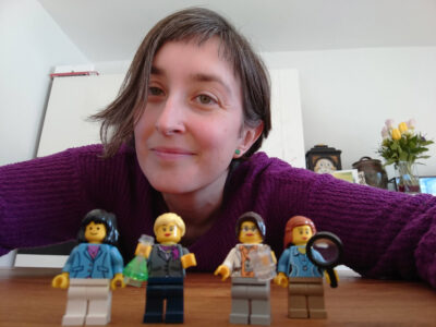 Rosemary Wilson con un grupo de mujeres científicas hechas de Lego