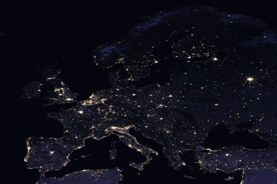 Europa prikazana noću iz svemira. Veliki gradovi, gusto naseljena područja i obale jarko su osvijetljeni. 