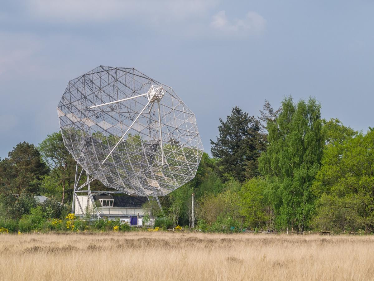 time to travel light from moon to earth