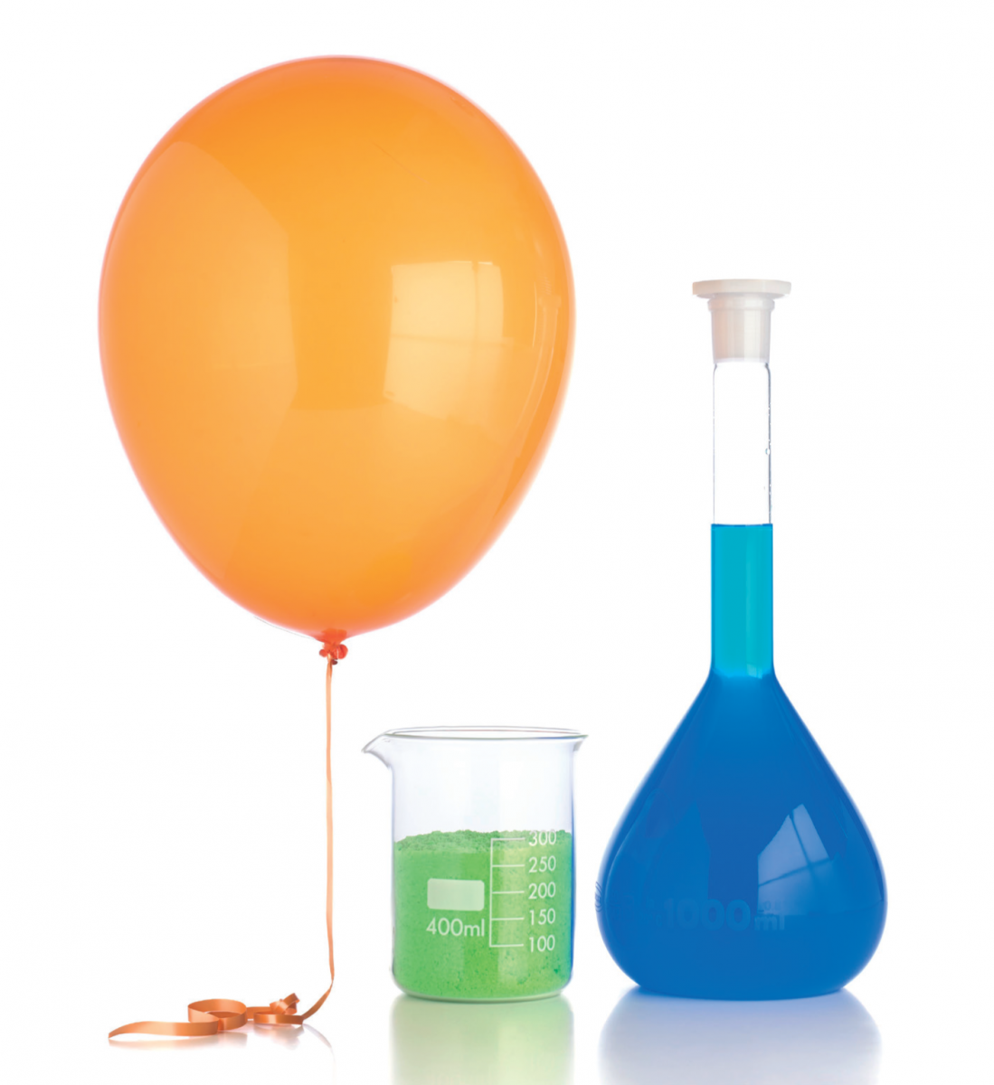 A balloon, a flask and a beaker, each containing one mole of a substance. The balloon contains one mole of a gas, the beaker one mole of solid nickel (II) chloride, and the flask one mole of copper (II) sulfate in one litre of water (a one-molar solution).