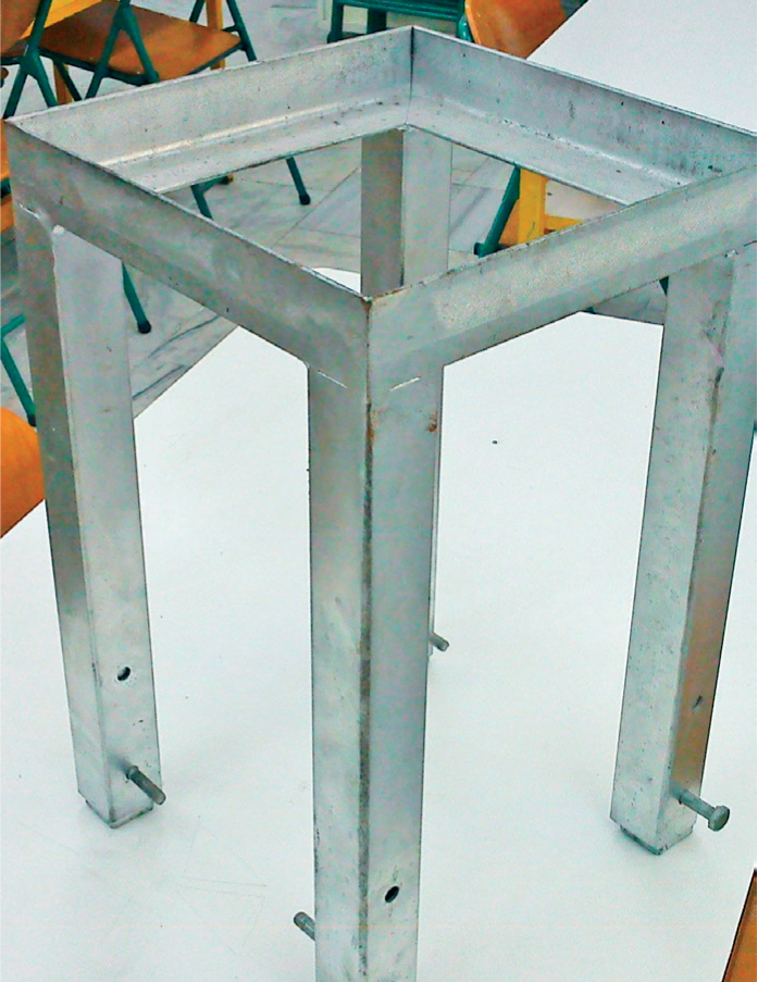A metal base for the calorimeter