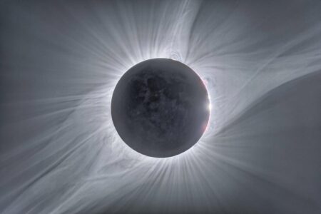 La corona solar durante el eclipse solar del 21 de agosto del 2017. La corona está esculpida por el campo magnético del sol