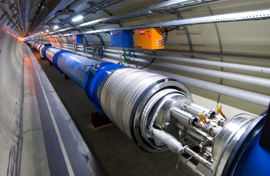 Zwei LHC Magneten mit dem Flüssigheliumsystem, das zur Kühlung der Magneten gebraucht wird