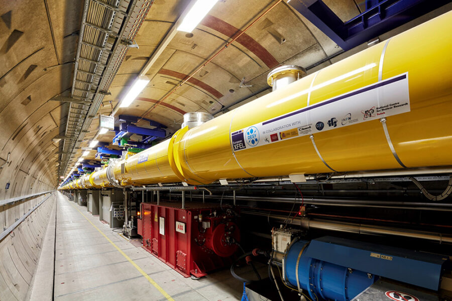 Tubos amarillos en los cuales se aceleran los electrones dentro del túnel del XFEL europeo.
