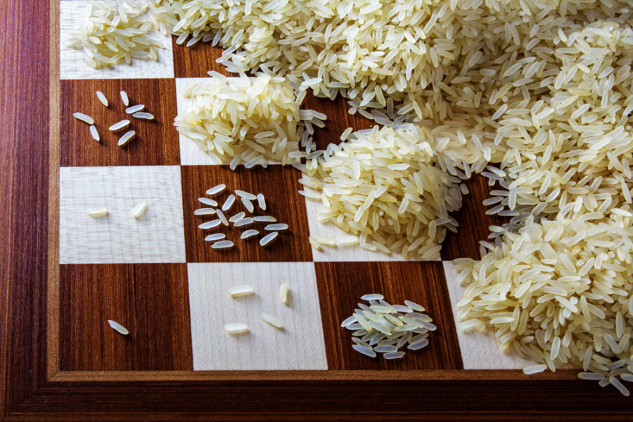 Granos de arroz en un tablero de ajedrez