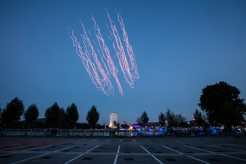 A hundred drones carrying LEDs in a performance in Germany